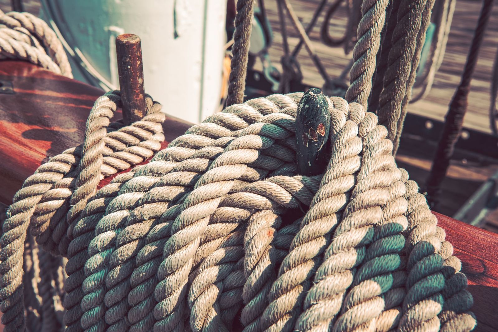 Verschlungene maritime Taue, detailreich und vintage, kunstvoll arrangiert, mit verschiedenen Farben, fotografiert von Kurt Weigel.