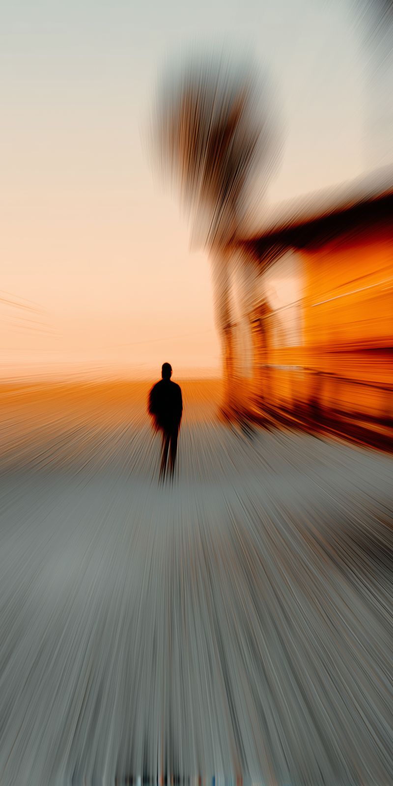 Eine einzelne menschliche Silhouette steht vor einem farbenreichen Sonnenuntergang, minimalistisch inszeniert, ruhige Atmosphäre.