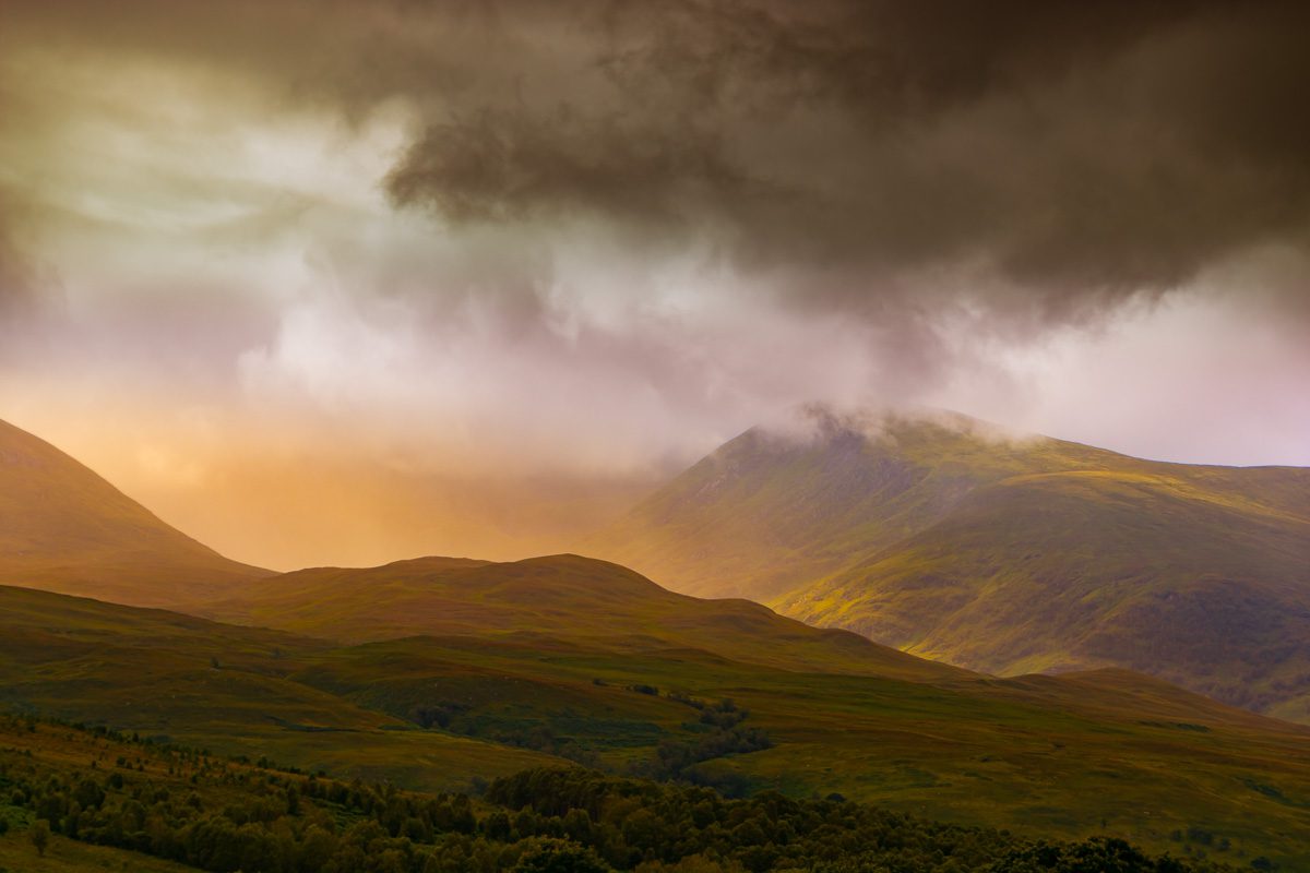 Highlands Schottland – dramatischer Wolkenhimmel in den Bergen – Isle of Skye, Schottland