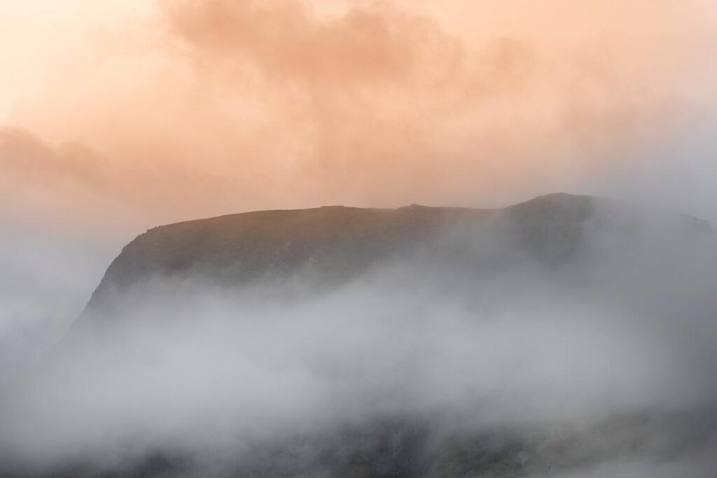 Bergpanorama Lofoten im Nebel - Wandbild