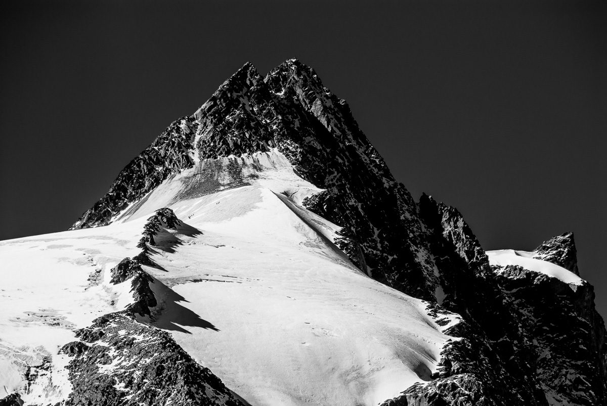 Schwarz-Weiß Fotografie - Landschaftsbild Großglockner mit Gletscher – Großglockner Wandbild