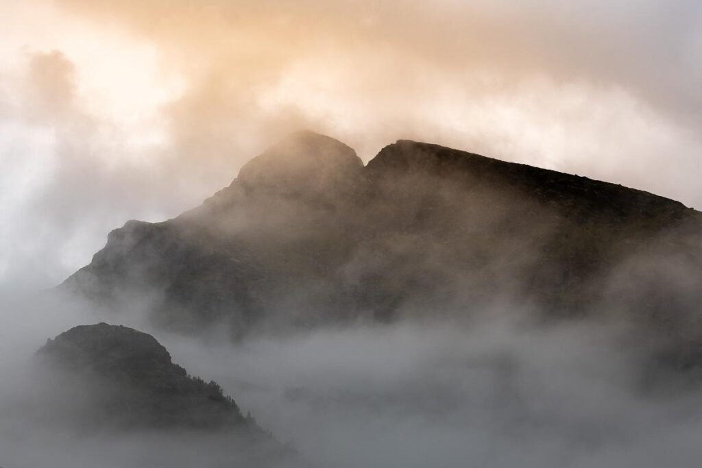 Berge der Lofoten im Nebel - Wandbild
