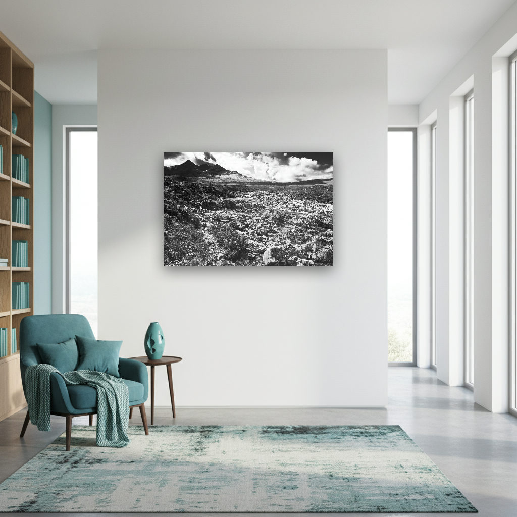 Schwarzweiße Fotografie einer rauen Berglandschaft mit Fluss auf der Isle of Skye, Schottland.