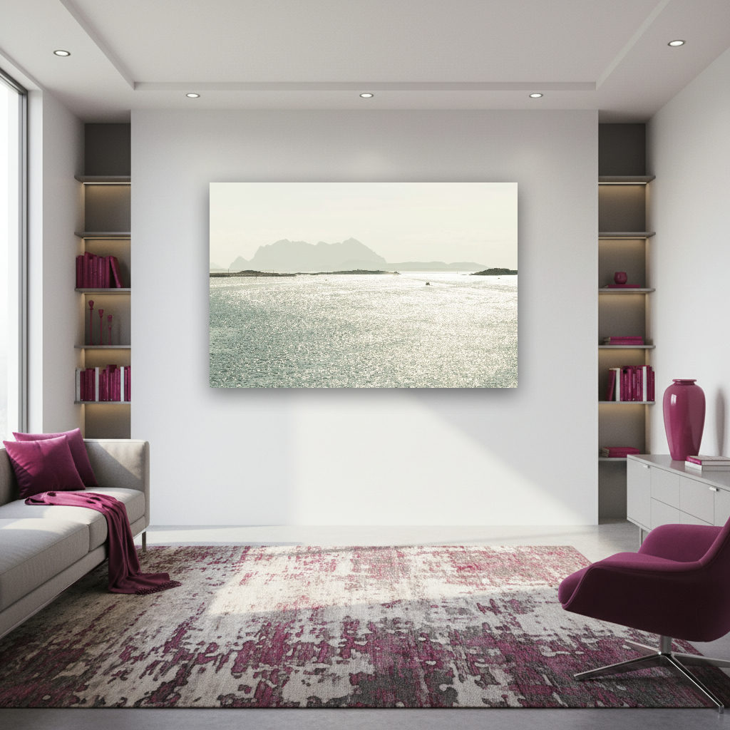 Minimalistisches Fotokunst-Wandbild mit ruhiger, vielfältiger Küstenlandschaft bei Bodø in Nordnorwegen unter weitem Himmel.