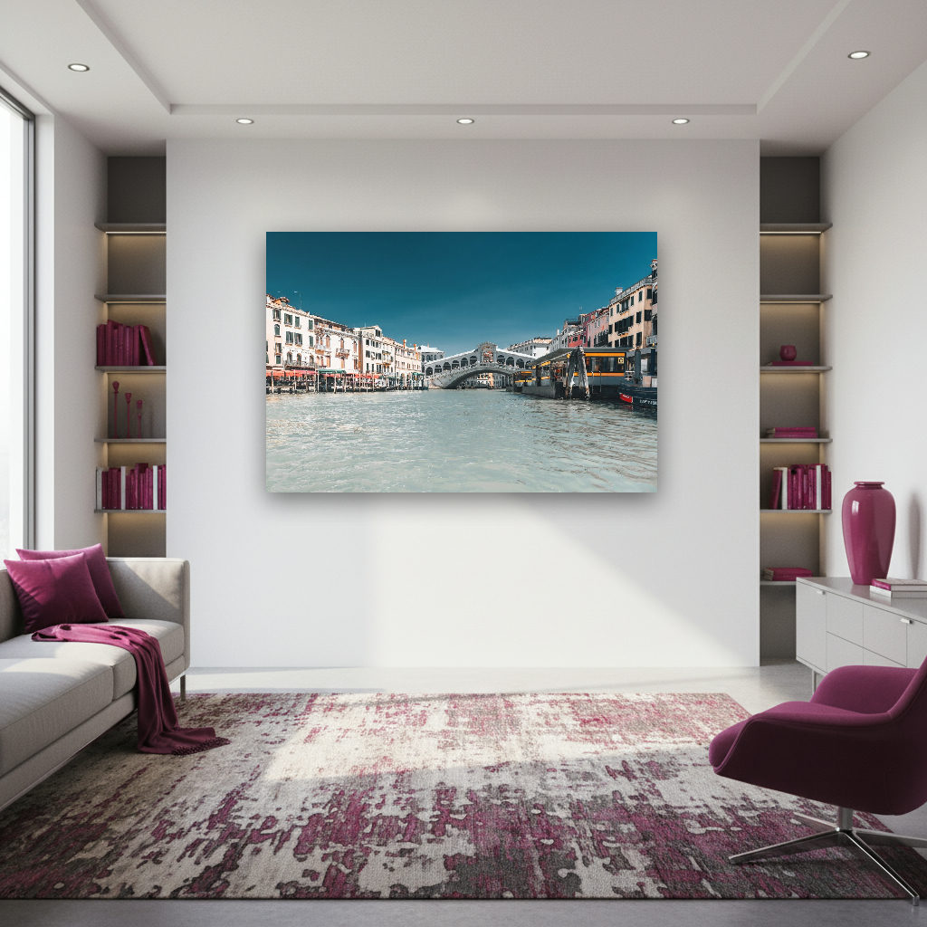 Die Rialtobrücke in Venedig, kunstvoll geschwungen, im sanften Sonnenlicht mit Spiegelung auf dem Wasser, moderne urbane Fotografie.
