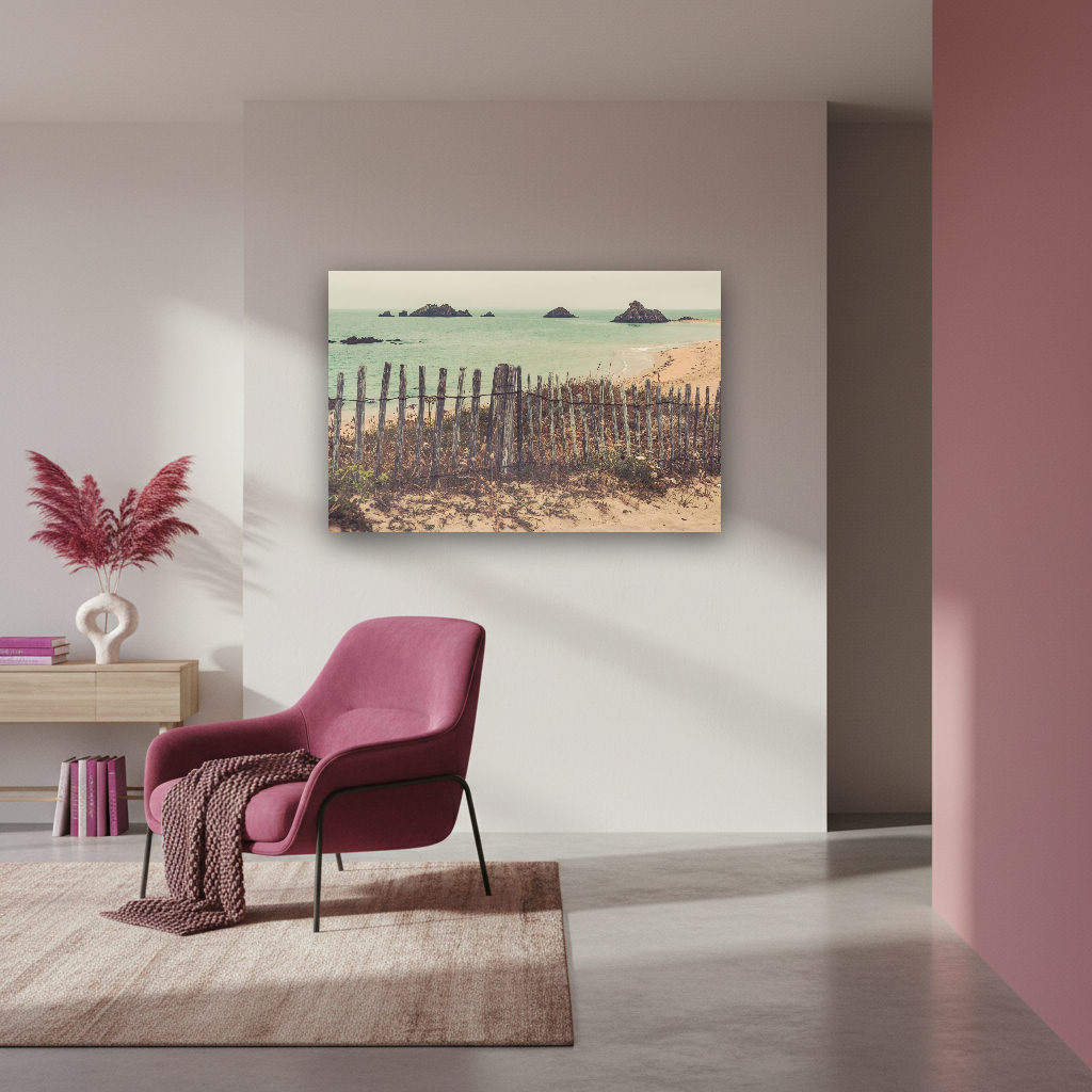 Realistisches Fotokunst-Wandbild der Bretagne: raue Atlantikküste, sanfte Wellen, felsige Klippen und maritimes Flair in Vintage-Optik.