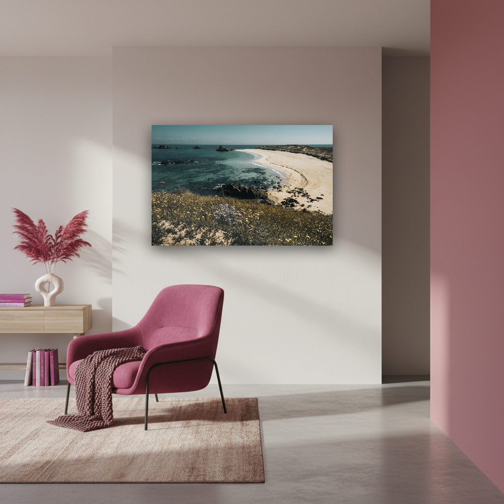 Blick von einer blühenden Klippe auf einen Sandstrand und das Meer in der Bretagne.