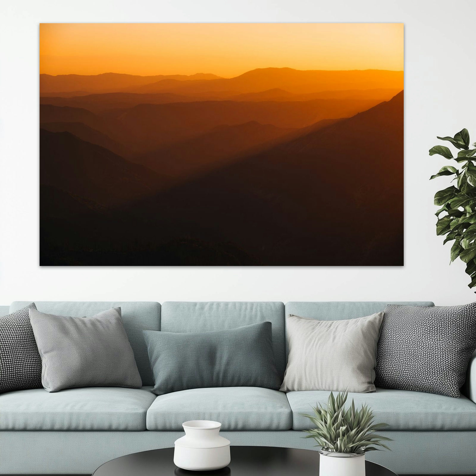 Mehrere sanfte Bergsilhouetten im warmen Abendlicht, minimalistisch fotografiert, mit ruhigen Licht- und Schattenverläufen