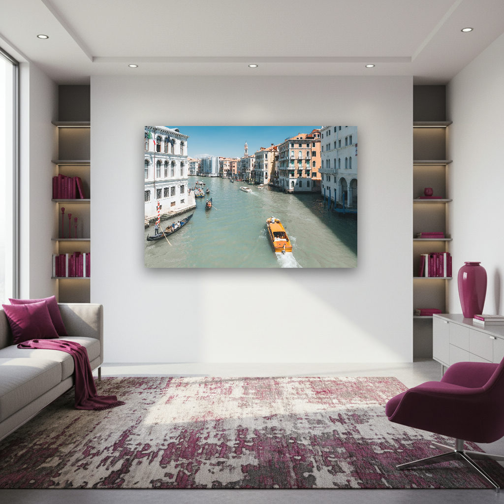 Blick auf den belebten Kanal San Marco in Venedig mit historischen Gebäuden, sanftem Wasser und goldenem Abendlicht im urbanen Ambiente.