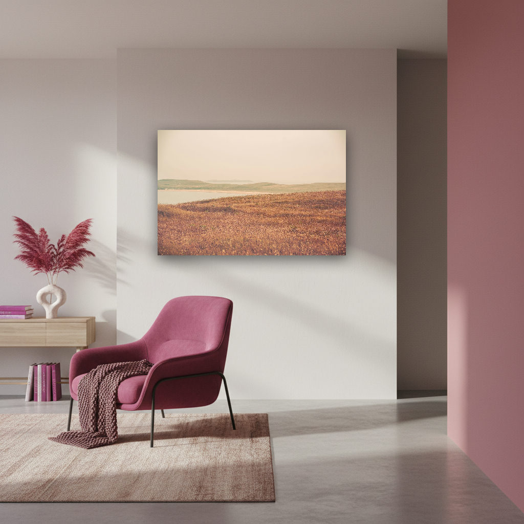 Weiche, sanft geschwungene Küstenhügel unter zartem Licht in Vintage-Optik, minimalistische Landschaft an der Nordküste der Highlands.