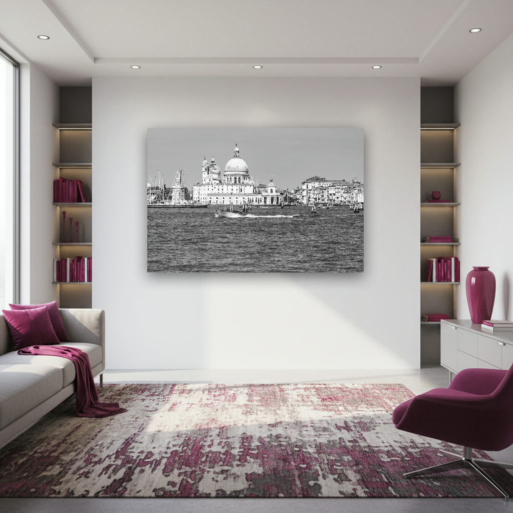 Die Kuppel der Santa Maria della Salute in Venedig spiegelt sich im Wasser, umgeben von sanftem Licht und urbaner Kulisse.