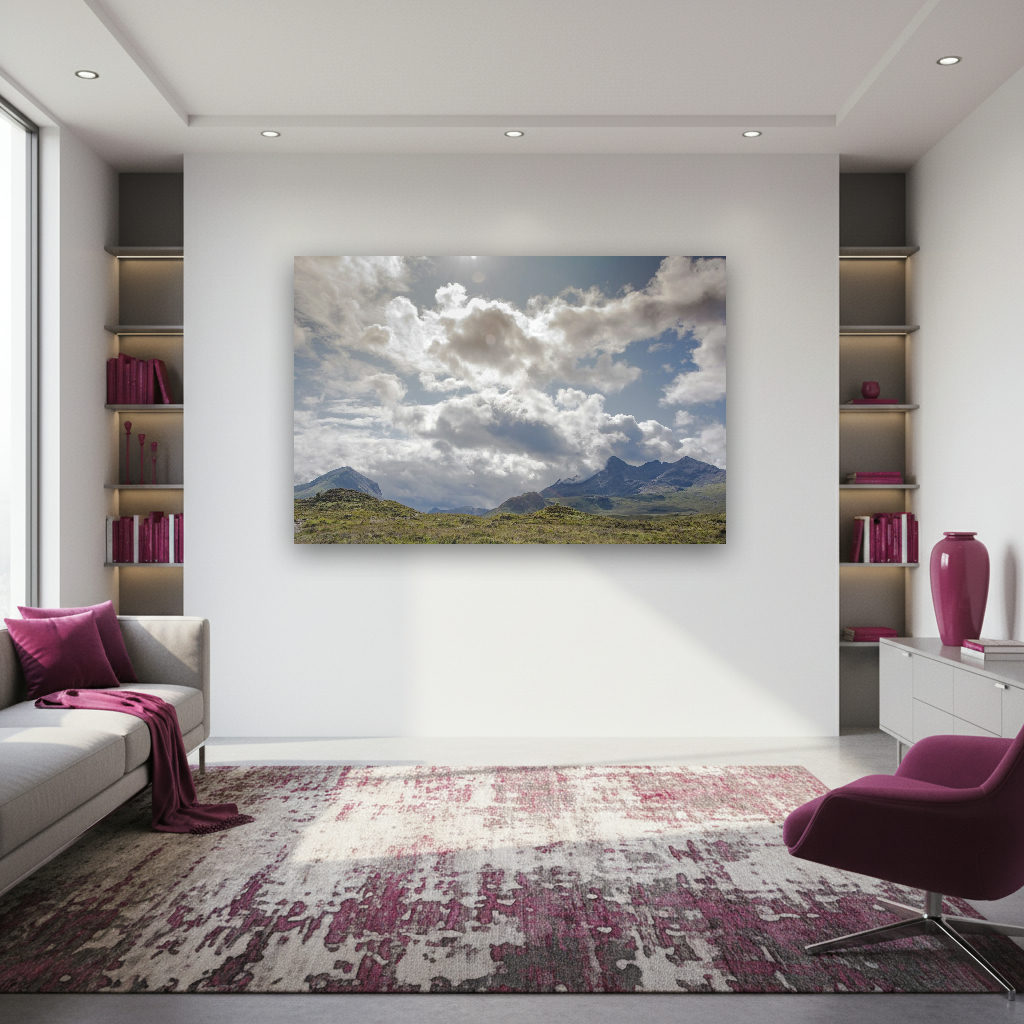 Majestätische Berge der Isle of Skye, dramatisch inszeniert mit vielfältigen Farben und Wolken, aufgenommen von Fotograf Kurt Weigel.
