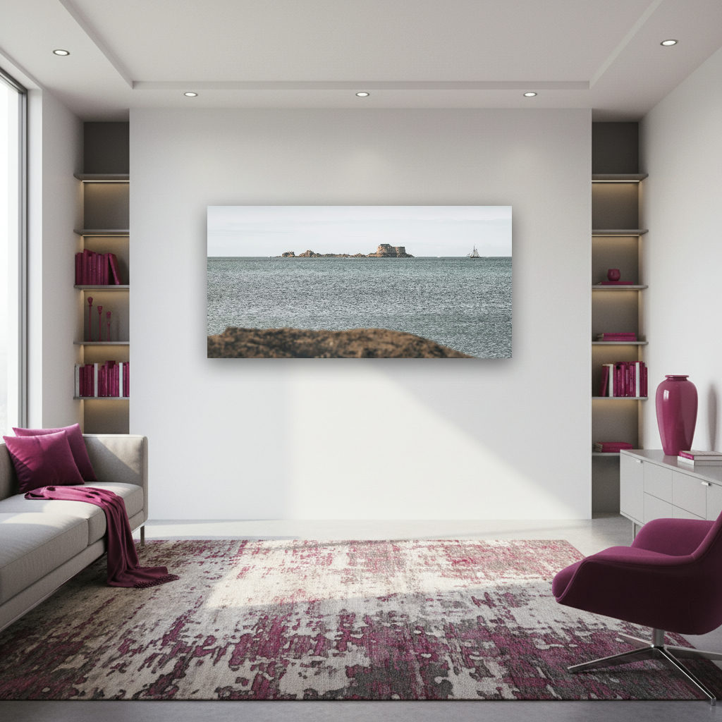 Das minimalistische Panorama zeigt das Fort National auf einer kleinen Insel vor Saint-Malo in der Bretagne, umgeben von ruhigem Meer und weitem Himmel.