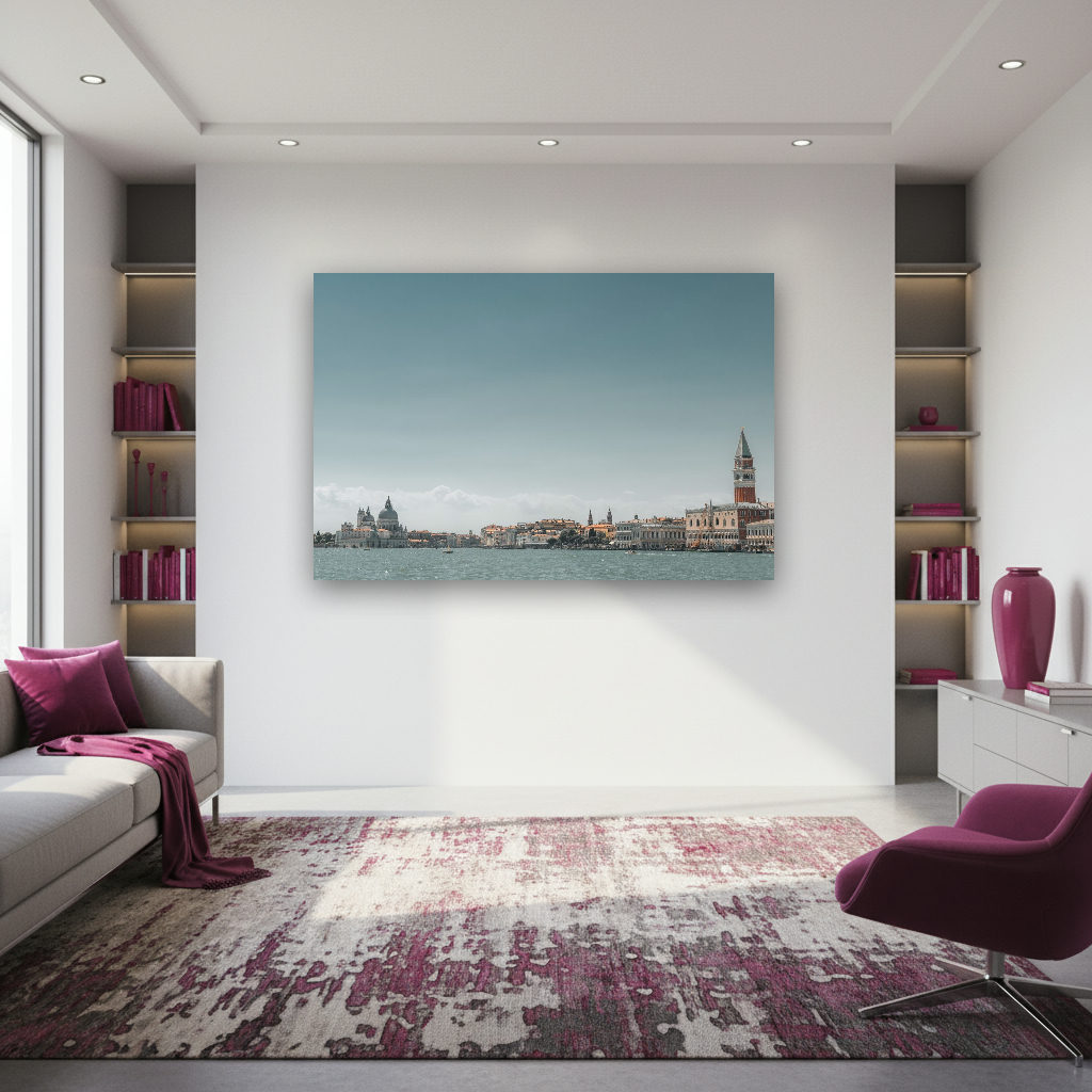 Weitläufiges Panorama von San Marco mit historischen Gebäuden, ruhiger urbaner Stimmung und vielfältigen Farben, minimalistisch fotografiert.
