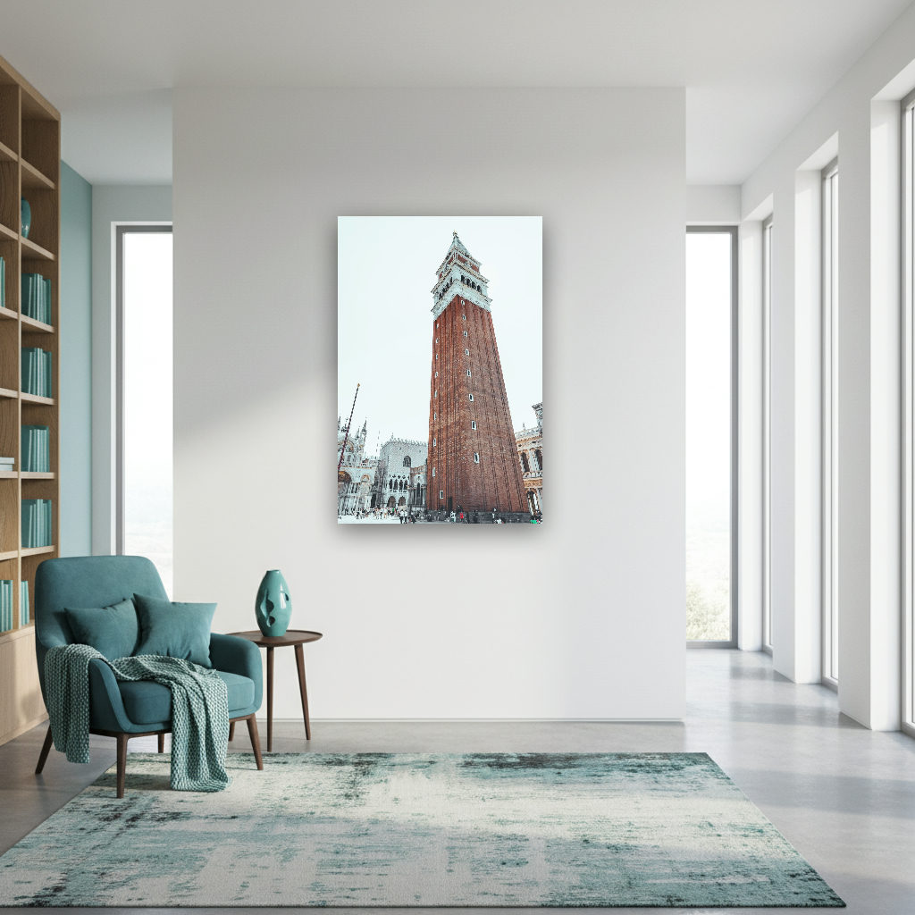 Der Campanile di San Marco in sanftem Licht, kunstvolle Fassadendetails und feine Schatten, urbanes, historisches Motiv aus Italien.