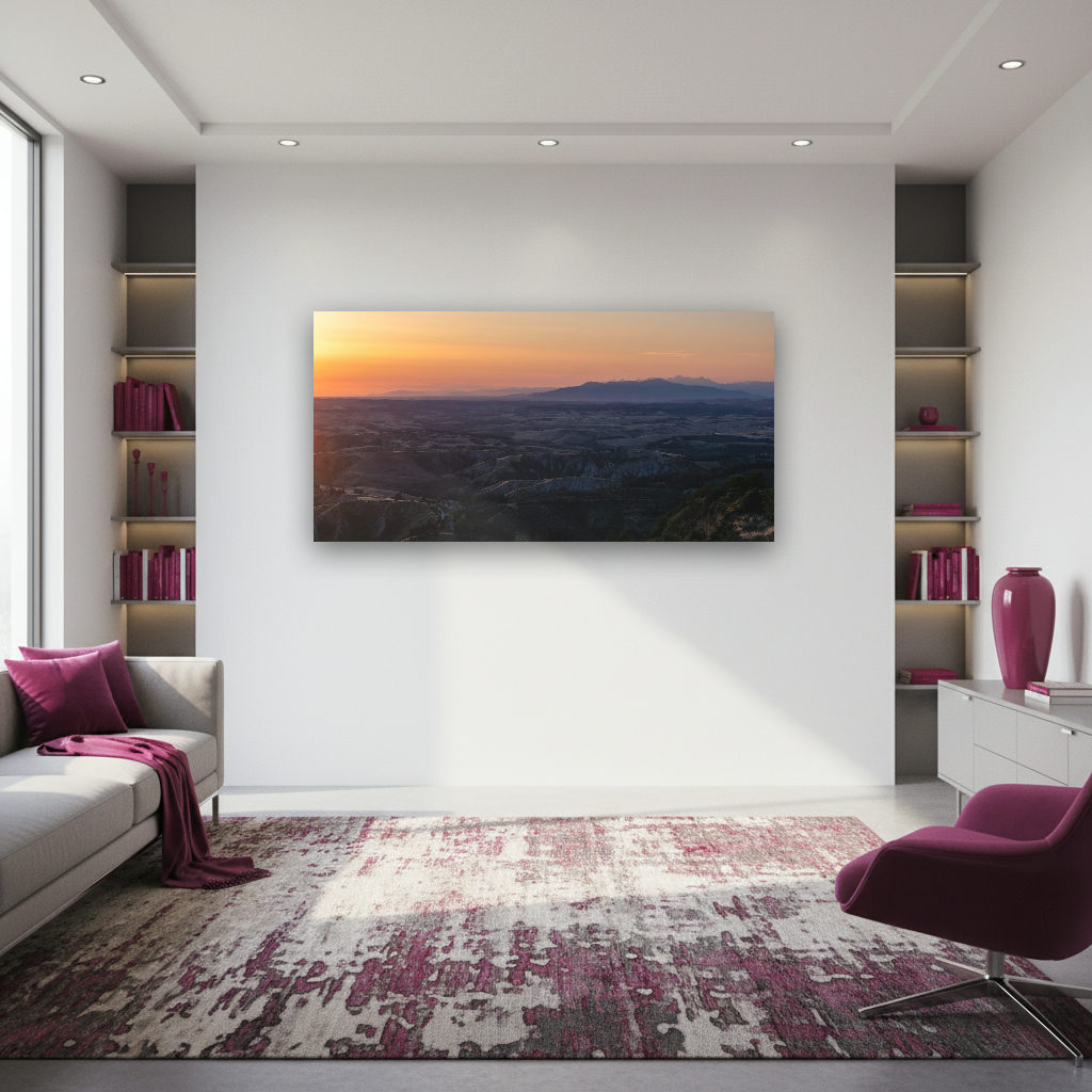 Sanfte, goldene Hügel der Toskana im Panoramaformat, weite Landschaft mit natürlichem Licht und ruhiger, entspannter Atmosphäre.
