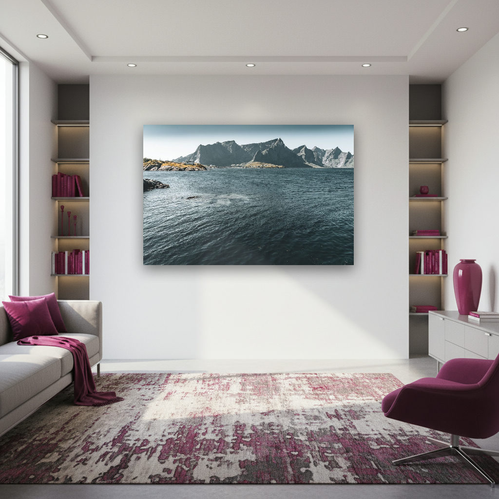 Sanfte Berge und ruhiges Wasser im Morgenlicht, Reine am Lofoten Fjord, Norwegen, fotografiert von Kurt Weigel