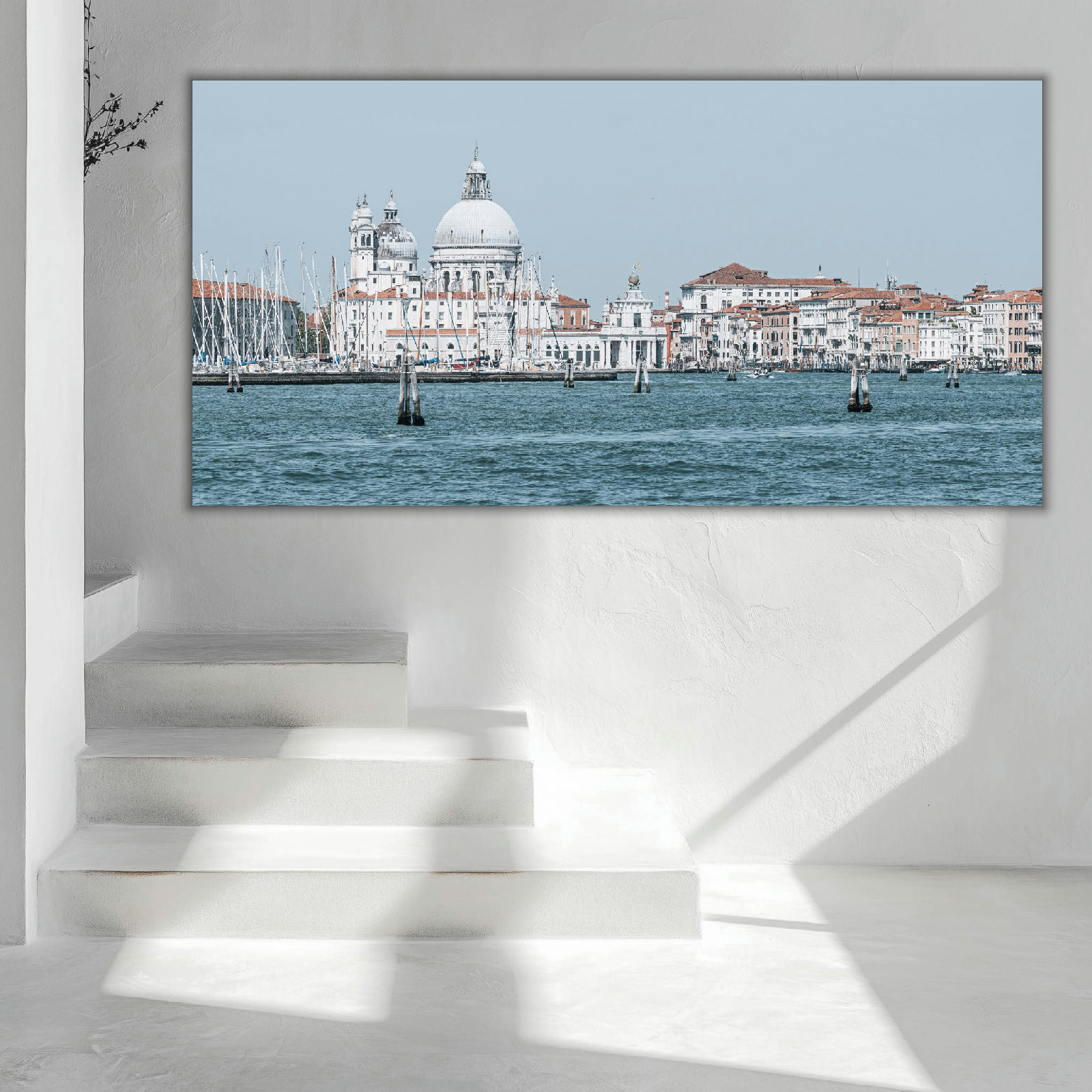 Blick über das Wasser auf die Basilica Santa Maria della Salute und Segelboote in Venedig.