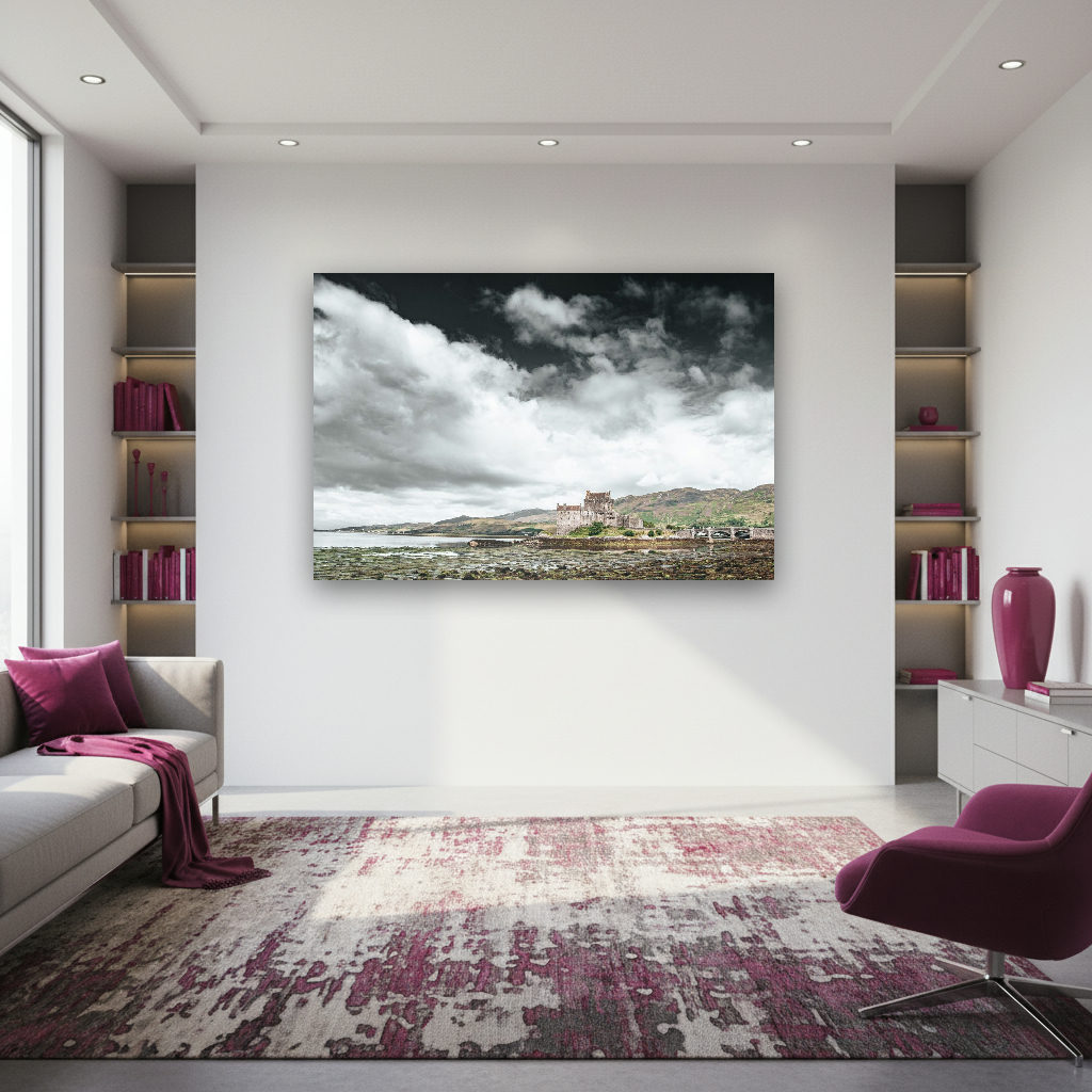 Das Wandbild zeigt Eilean Donan Castle vor dramatischer Highland-Kulisse, umgeben von Wasser und mystischer Natur, fotografiert von Kurt Weigel.