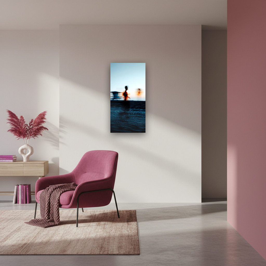 Minimalistisches Wandbild zeigt einen ruhigen Strand im warmen Licht des Sonnenuntergangs mit sanften Wellen und maritimer Atmosphäre.