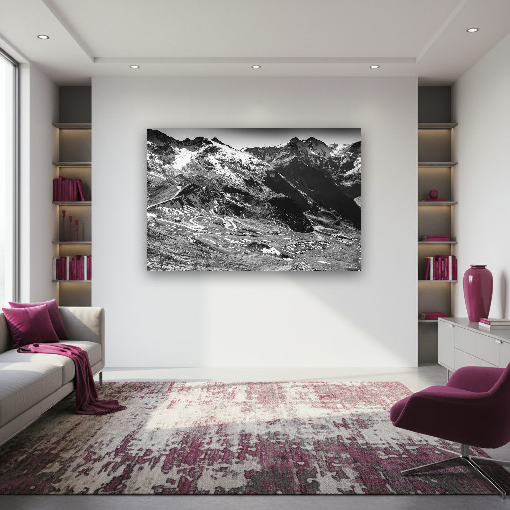 Schwarzweiß-Fotografie der Großglockner Hochalpenstraße mit dramatischer Alpenlandschaft, aufgenommen von Fotograf Kurt Weigel.