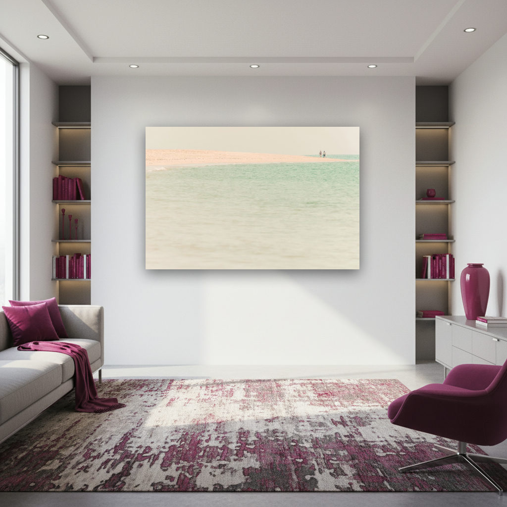 Eine ruhige Sandbank am Meer, aufgenommen bei klarem Licht, mit sanften Farben und minimalistischer Komposition.