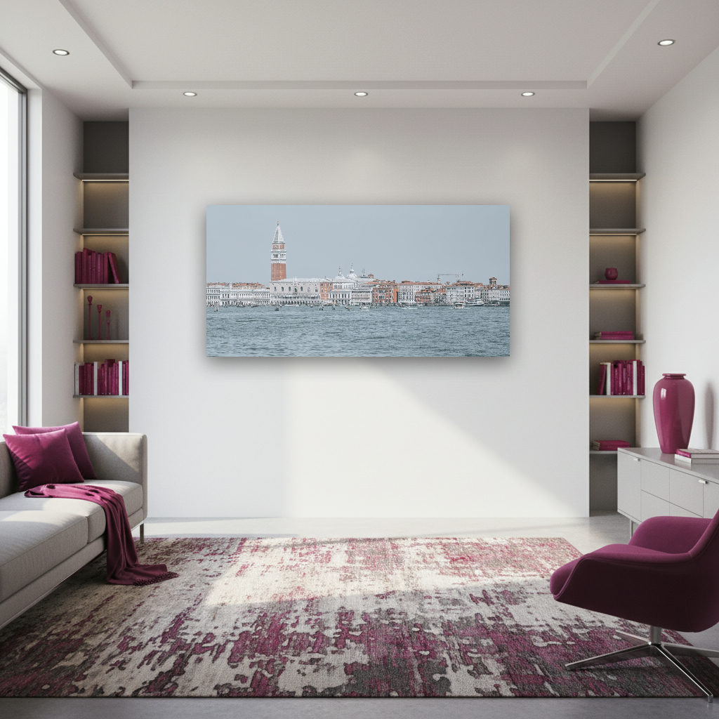 Ansicht von Venedig vom Wasser mit Campanile und Dogenpalast.