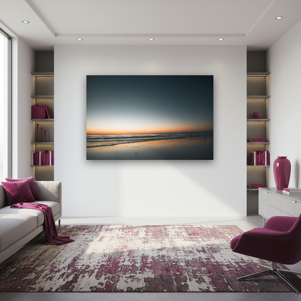 Minimalistisches Wandbild zeigt einen weiten Sonnenuntergang über dem ruhigen Meer, sanfte Farben und entspannte Atmosphäre, keine Personen.