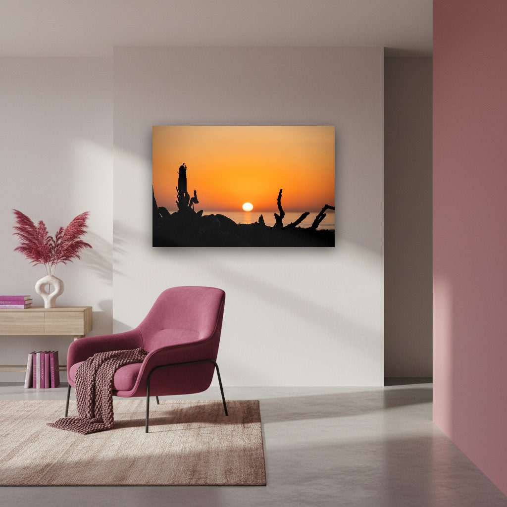 Minimalistisches Wandbild zeigt einen Sonnenuntergang am Meer mit Treibholz am ruhigen Strand, sanfte Farben, beruhigende und romantische Atmosphäre.
