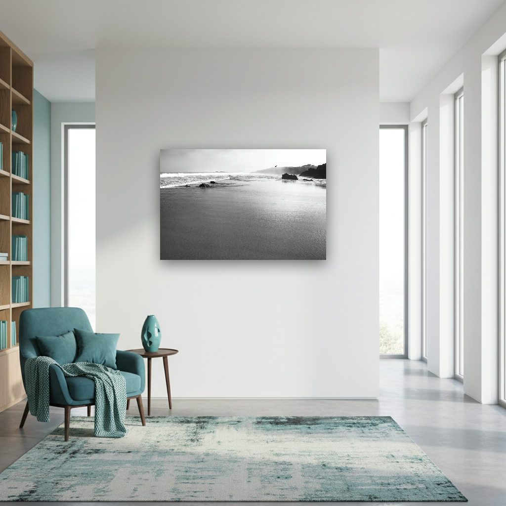 Sanftes Nachmittagslicht fällt auf raue Felsen und das Meer an der Atlantikküste, minimalistisch und ruhig inszeniert.