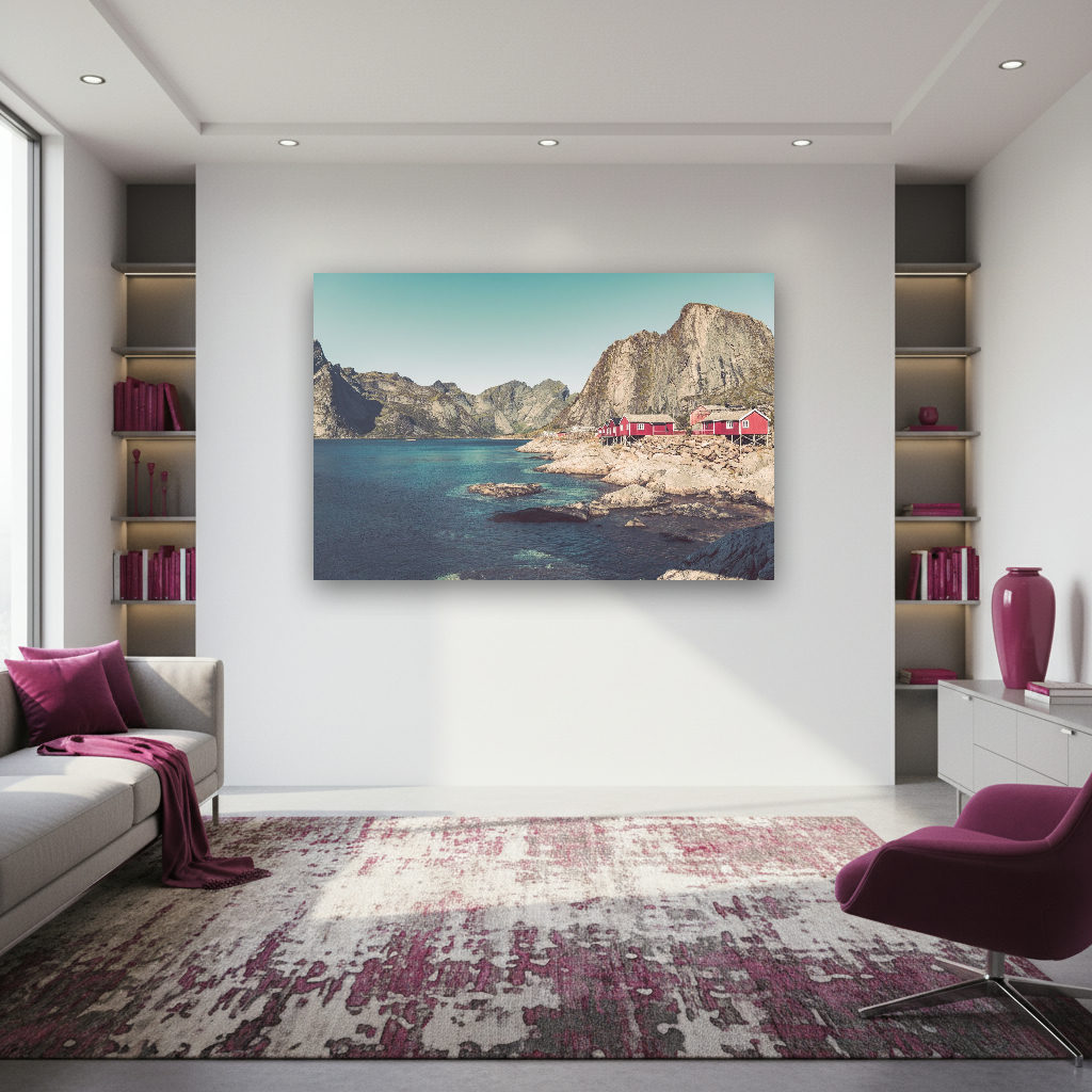 Reine in den Lofoten, Norwegen: Ruhiger Fjord, bunte Fischerhäuser, schroffe Berge und sanftes Licht in einer skandinavischen Landschaft.