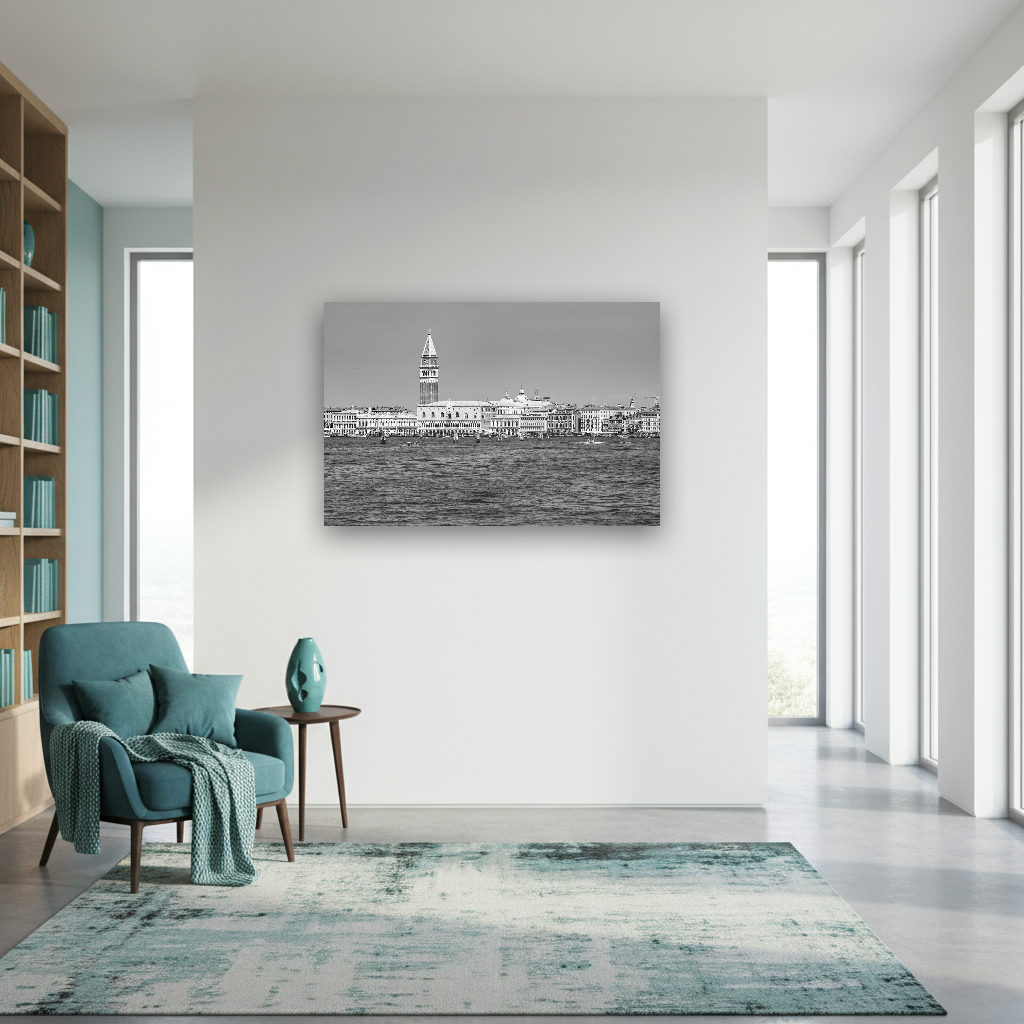 Schwarz-weißes Fotokunstwerk mit der Skyline von Venedig, ruhiges Wasser im Vordergrund, urbane Silhouette im sanften Licht.