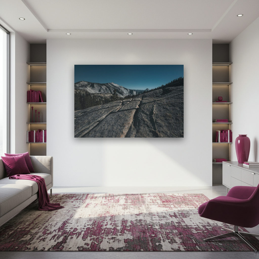 Weitläufige Granitfelsen und majestätische Felsformationen im Yosemite Nationalpark, umgeben von vielfältiger Natur und ruhiger Landschaft.