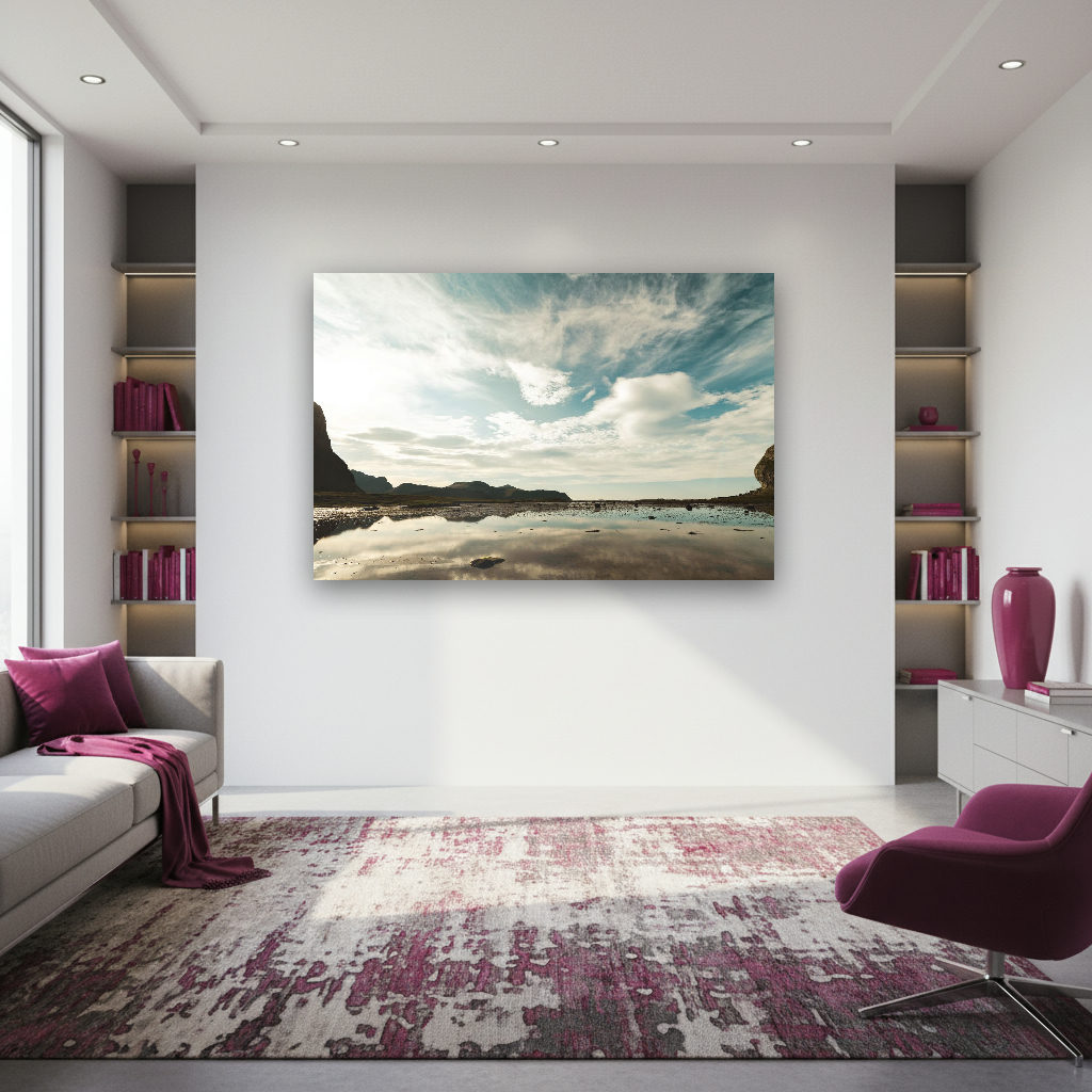 Vielfältige norwegische Küstenlandschaft auf den Lofoten mit ruhigem Meer, felsigen Ufern und weitem Himmel, fotografiert von Kurt Weigel.