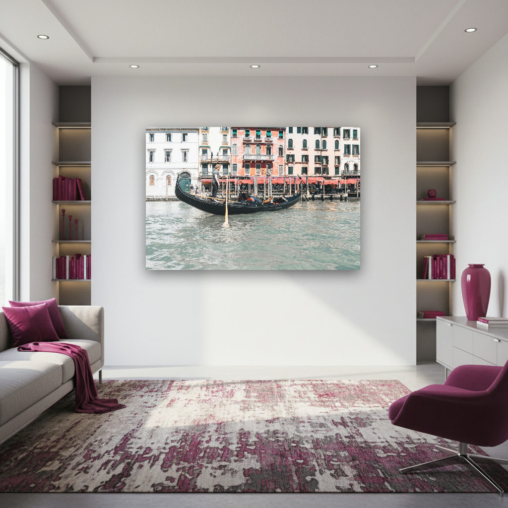 Eine venezianische Gondel gleitet auf ruhigem Wasser, im Hintergrund die beleuchteten Silhouetten von San Marco unter sanftem Licht.