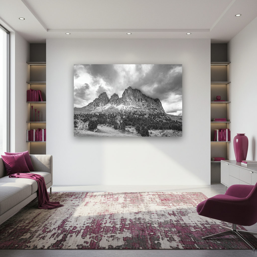 Schwarzweiß-Fotografie einer majestätischen Berglandschaft mit sanften Hügeln und dramatischen Gipfeln bei Wolkenstein in Gröden