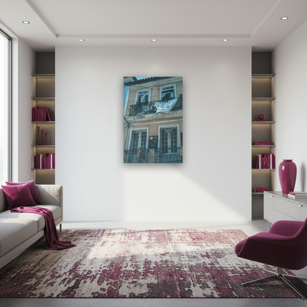 Koloniale Hausfassade in sanftem Licht, bunte Fensterläden und Wäscheleine mit flatternder Wäsche zwischen den Fenstern