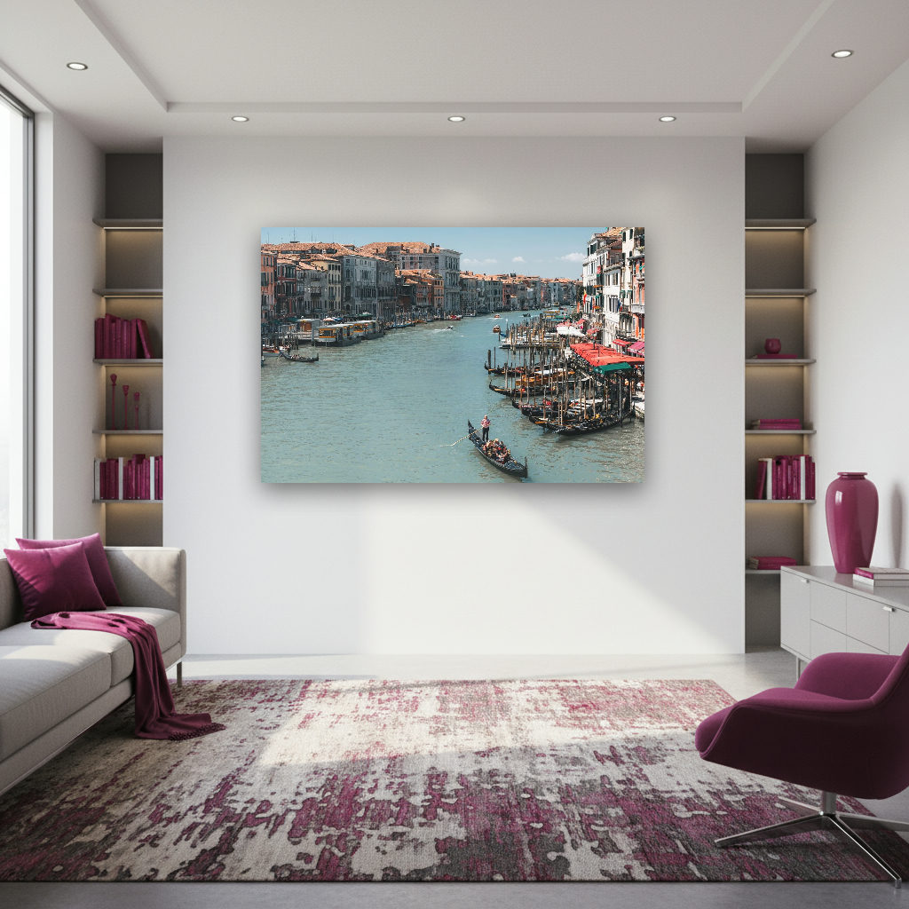 Mehrere Gondeln gleiten sanft über den Canal Grande in Venedig, das Wasser spiegelt das goldene Licht der untergehenden Sonne, im Hintergrund historische Gebäude.