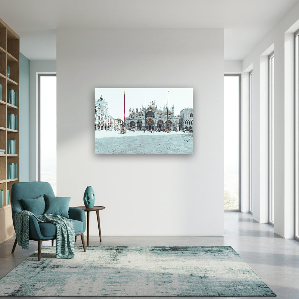 Fotografie des Markusplatzes in Venedig mit Arkaden und filigranen Säulen im goldenen Morgenlicht, urban und historisch inszeniert.