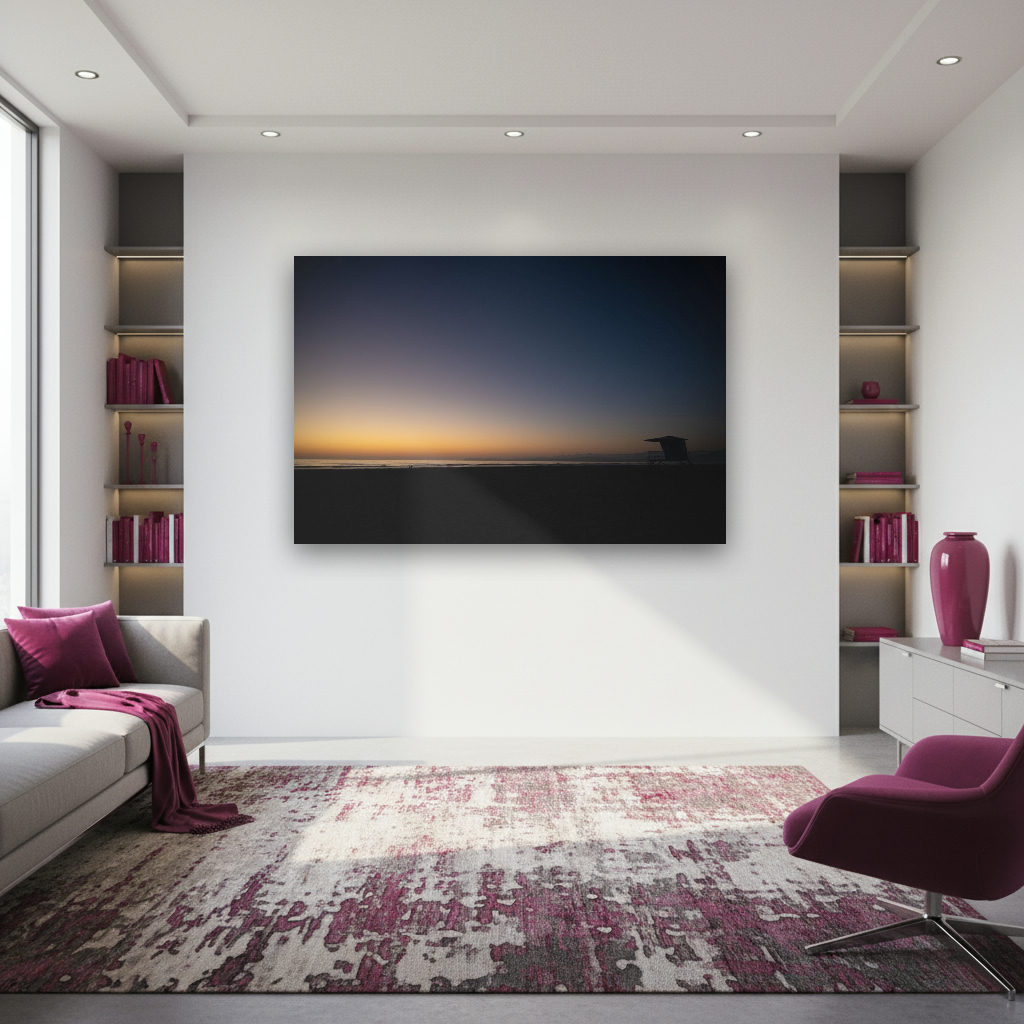 Minimalistisches Wandbild mit amerikanischem Rettungsturm am Strand, sanfter Sonnenuntergang und pastellfarbener Himmel, ruhige Atmosphäre.