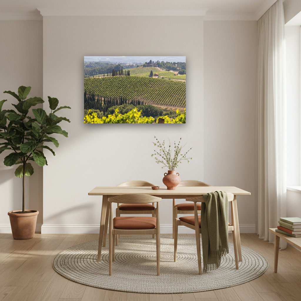 Sanfte Hügel mit sattgrünen Weinbergen unter warmem Toskana-Licht, detailreich fotografiert und als Panorama festgehalten.