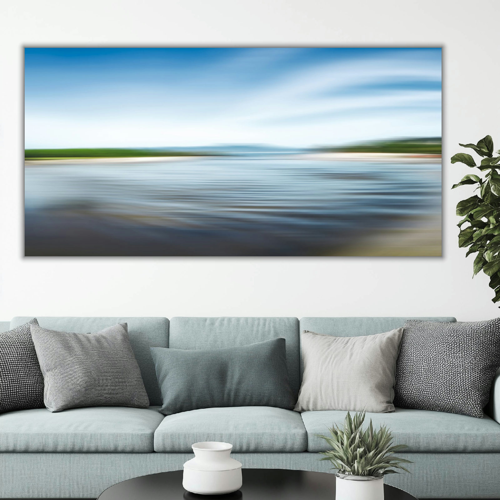 Minimalistische Fotografie einer vielfältigen Küstenlandschaft mit sanften Wellen, weitem Himmel und klaren Farben in modernem Stil.
