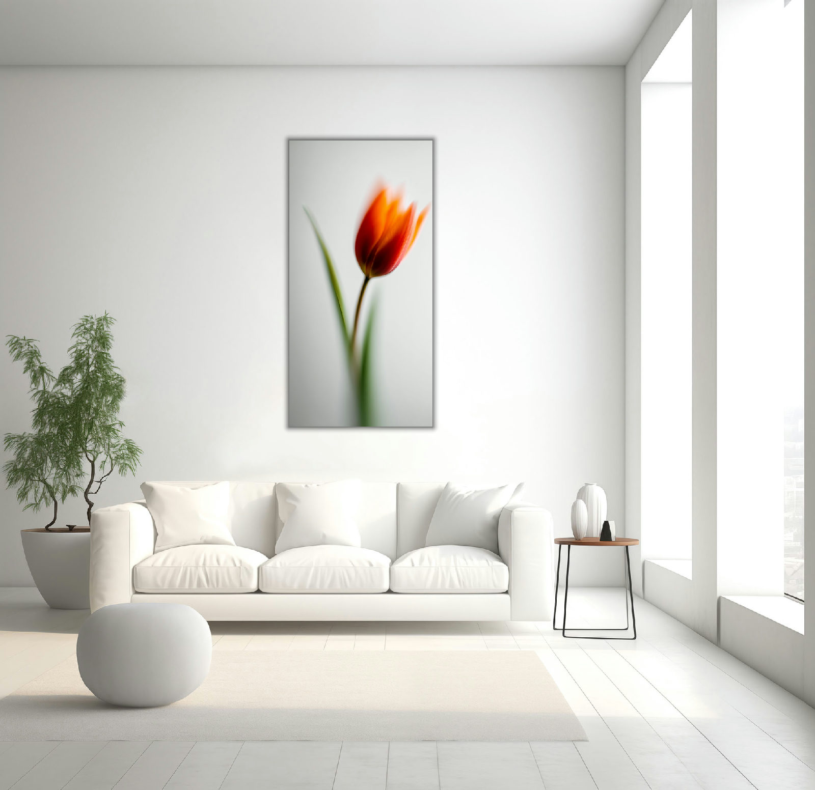 Eine einzelne, zarte Tulpe mit feinen Blütenblättern steht im Fokus vor ruhigem, minimalistischem Hintergrund.
