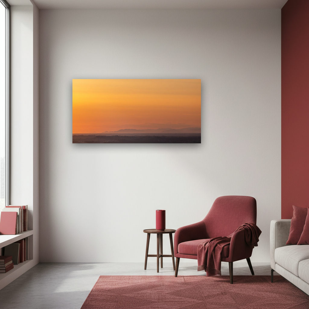 Weite Hügellandschaft in warmes Abendlicht getaucht, sanft geschwungene Hügel mit weichen Schatten und vielfältigen Farben, minimalistisch und ruhig.