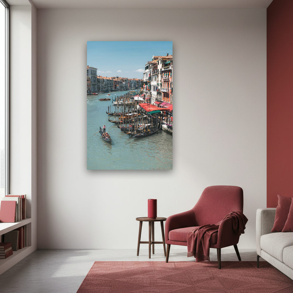 Mehrere bunte Gondeln gleiten auf dem ruhigen Canal Grande in Venedig, im Sonnenlicht vor historischen Gebäuden, lebendig eingefangen.