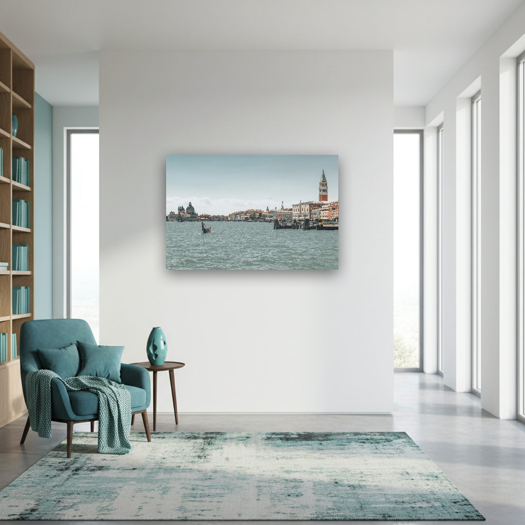 Panoramaaufnahme des Markusplatzes in San Marco, Venedig: Weite Platzfläche, historische Gebäude, ruhige und nostalgische Stadtansicht.