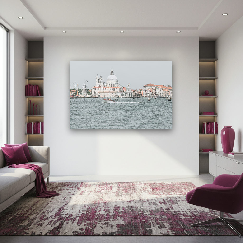 Historische Gebäude von Venedig spiegeln sich im ruhigen Wasser, weiches Licht und sanfte Farben schaffen eine minimalistische, luftige Atmosphäre.