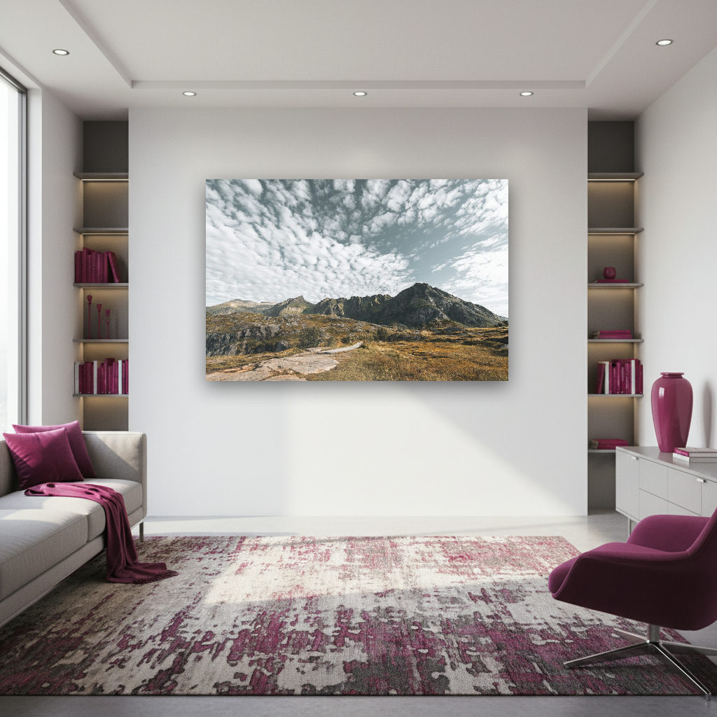 Herbstlich gefärbte Felsformationen der Lofoten unter weitläufigem, wolkenverhangenem Himmel in Norwegen