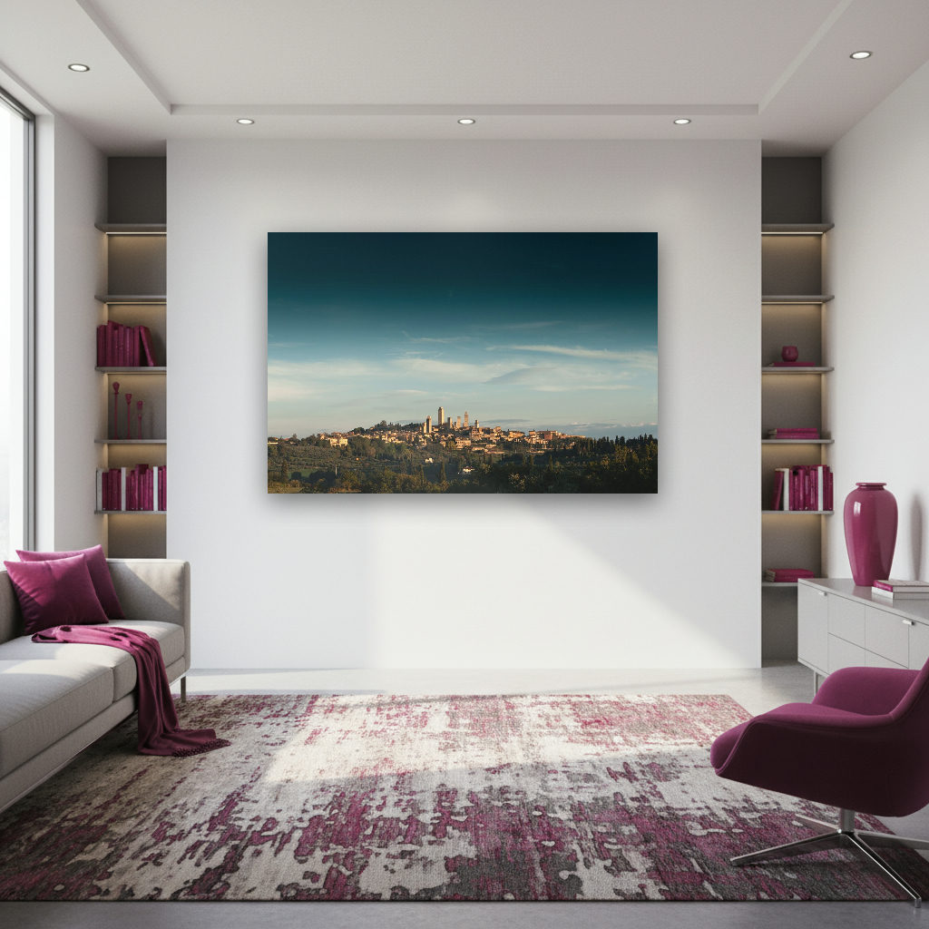 Die markante Skyline von San Gimignano in der Toskana, Italien, mit mittelalterlichen Türmen und sanftem Himmel im Panoramaformat.