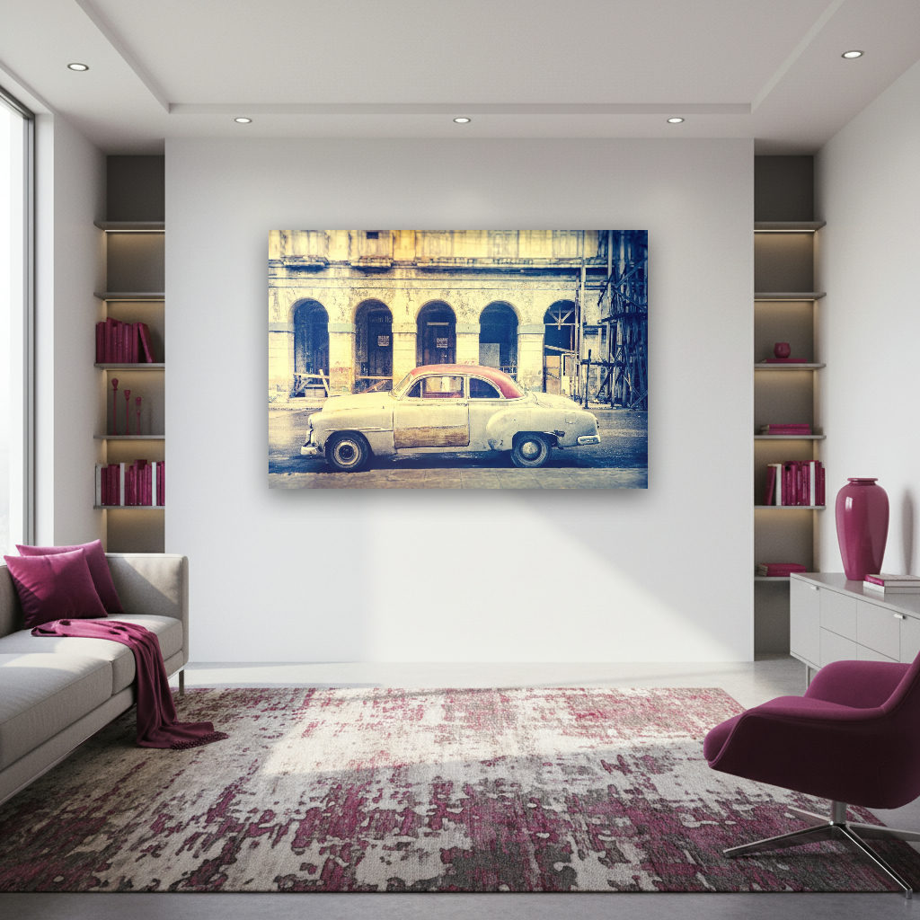 Bunter amerikanischer Oldtimer steht vor einer farbenfrohen, kolonialen Hausfassade in Havanna, Kuba, im Vintage-Stil fotografiert.